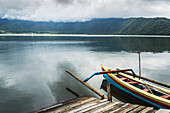 Ein Boot auf dem Danau Buyan See; Insel Bali, Indonesien