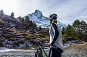 Mountainbiking in der Nähe von Zermatt, mit Blick auf das Matterhorn; Wallis, Schweiz