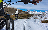 Mountainbiking in den Penninischen Alpen, in der Nähe von Zermatt; Wallis, Schweiz