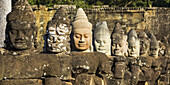 Buddhistische Statuen, Südtor, Angkor Thom; Krong Siem Reap, Provinz Siem Reap, Kambodscha