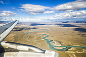 Luftaufnahme des China-Flusses bei der Landung in El Calafate, Argentinisches Patagonien; El Calafate, Provinz Santa Cruz, Argentinien.