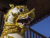 Niedriger Blickwinkel auf eine traditionelle asiatische Skulptur in Weiß und Gold, die einem Tier ähnelt; Tambon Mae Chan, Chang Wat Chiang Rai, Thailand.