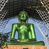 Eine grüne Buddha-Statue, Phrathat Doi Ha Chedi; Tambon Si Don Chai, Chang Wat Chiang Rai, Thailand