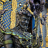 Verschnörkelte Statue und Fassade des Rong Suea Ten Tempels; Mueang Chiang Rai, Chang Wat Chiang Rai, Thailand