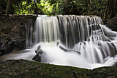 Wasserfall im geheimen Buddha-Garten; Ko Samui, Chang Wat Surat Thani, Thailand