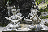 Buddhistische Statuen, die Musikinstrumente spielen, im geheimen Buddha-Garten; Ko Samui, Chang Wat Surat Thani, Thailand