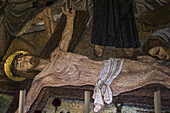 Mosaikdarstellung des Leichnams Christi, der nach seinem Tod zubereitet wird, Grabeskirche; Jerusalem, Israel.