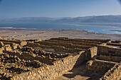 Ruinen einer Steinmauer in der Judäischen Wüste, Region Totes Meer; Süddistrikt, Israel.