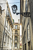 Schmale, von Gebäuden gesäumte Straße; Lissabon, Portugal