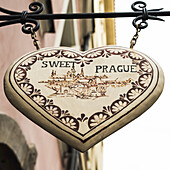 Ein herzförmiges Schild an einem Gebäude mit der Aufschrift 'Süßes Prag'; Prag, Tschechien
