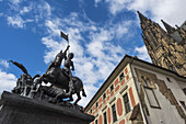 Niedriger Blickwinkel auf den Veitsdom, die Prager Burg und eine Reiterstatue; Prag, Tschechien.