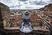 Fernglas mit Blick vom Alten Rathaus; Prag, Tschechien