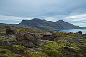 Die dramatische Landschaft der Strandir-Küste; Djupavik, Westfjorde, Island