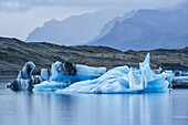 Große Eisberge in Jokulsarlon, einer Gletscherlagune an der isländischen Südküste; Island