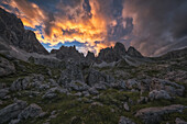 Sonnenuntergang über den Dolomiten in Italien, mit schönen farbigen Wolken; Cortina, Italien