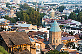 Tbilissi, die Hauptstadt und größte Stadt Georgiens, mit zahlreichen Kirchen; Tbilissi, Georgien.
