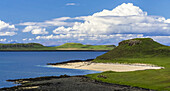 Korallenstrand an einem sonnigen Tag auf der Isle Of Skye; Claigan, Isle Of Skye, Schottland