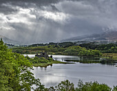 Sonnenlicht auf einer schottischen Burgruine aus dem 15. Jahrhundert an den Ufern des Loch Awe; Argyll und Bute, Schottland