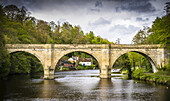 Prebends Bridge, erbaut zwischen 1772 und 1778, ist eine von drei Steinbogenbrücken im Zentrum von Durham, England, die den Fluss Wear überqueren; Durham, County Durham, England