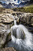 Wasser plätschert über Felsen bei Fairy Pools; Glenn Brittle, Isle Of Skye, Schottland