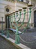 Große grüne Menorah vor der Großen Synagoge von Stockholm; Stockholm, Schweden