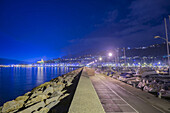 Lichter, die das Stadtbild entlang des Mittelmeers erhellen; Menton, Côte d'Azur, Frankreich