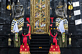Statuen in einem Hindu-Tempel außerhalb von Kuta; Bali, Indonesien