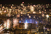 Feuerwerk über der Stadt Cochabamba zu Neujahr; Cochabamba, Bolivien