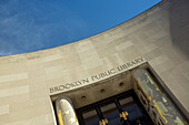 Fassade der öffentlichen Bibliothek von Brooklyn; Brooklyn, New York City, Vereinigte Staaten von Amerika.