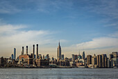 Manhattans Skyline von Brooklyn aus gesehen; Brooklyn, New York, Vereinigte Staaten von Amerika