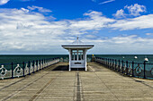 Pier mit verschnörkeltem Geländer und Blick auf das Meer und den Horizont; Swanage, Dorset, England.