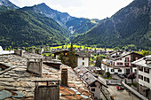 Historische Steindächer von Gebäuden, vom Stadtzentrum von Courmayeur aus gesehen; Courmayeur, Aosta-Tal, Italien