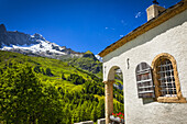Eine kleine Kapelle in Ferret unter blauem Himmel; Ferret, Val Ferret, Schweiz