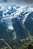 Mont-Blanc-Massiv über der Stadt Chamonix, von den Aiguilles Rouges aus gesehen; Chamonix-Mont-Blanc, Haute-Savoie, Frankreich.