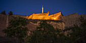 Belgrader Festung in der Abenddämmerung mit Sonnenlicht, das die Mauern in goldenes Licht taucht; Belgrad, Vojvodina, Serbien