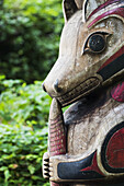 Nahaufnahme einer bemalten indigenen Holzskulptur mit Tierdarstellung; Tofino, British Columbia, Kanada