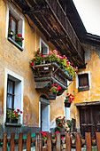 Historisches Gebäude mit Blumentöpfen, Dolonne, in der Nähe von Courmayeur; Aosta-Tal, Italien.