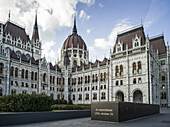 Ungarisches Parlamentsgebäude und das unterirdische Gedenken an die Ereignisse des 'Blutigen Donnerstags', 25. Oktober 1956; Budapest, Budapest, Ungarn.