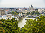 Boote auf der Donau und Stadtbild von Budapest; Budapest, Budapest, Ungarn