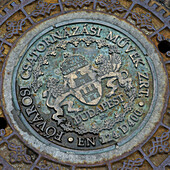 Ein Emblem für Budapest auf einem metallenen Gullydeckel im Burgviertel von Buda; Buda, Budapest, Ungarn.