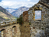 Die Burg San Giovanni in Kotor inmitten der schroffen Berge und des Golfs von Kotor; Kotor, Montenegro.