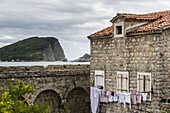 Wäscheleine vor einem alten Steinhaus an der Küste der Adria; Budva, Opstina Budva, Montenegro.