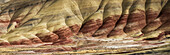 Die Tonsteinhügel sind anmutig und farbenfroh im John Day Fossil Beds National Monument; Mitchell, Oregon, Vereinigte Staaten von Amerika