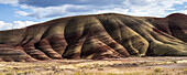 Farbenfrohe Mineralienschichten liegen im John Day Fossil Beds National Monument frei; Mitchell, Oregon, Vereinigte Staaten von Amerika