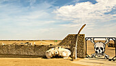 Ein geschlossenes Tor mit Totenkopf in der Namib-Wüste, Skelettküste; Sossusvlei, Hardap Region, Namibia.