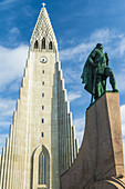 Statue von Leif Eriksson vor der Hallgrimur-Kirche; Reykjavik, Island.