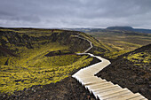Stufen, die um den Grabrok-Krater herumführen; Island