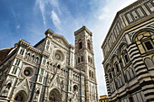 Große dekorative Kathedrale mit Turm und blauem Himmel und Wolken; Florenz, Toskana, Italien.