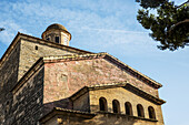 Schiefergedeckte Dächer an der Kirche St. Jaume; Alcudia, Mallorca, Balearen, Spanien
