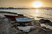 Fischerboote bei Sonnenuntergang nahe Alcudia; Mallorca, Balearen, Spanien